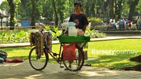 Pedagang minuman keliling siap melayani ketika kita ingin minum yang hangat-hangat (dok. Ver Baroezy/dTraveler)