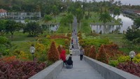 Hamparan pemandangan dari atas pelataran