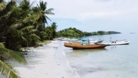 pantai yang sepi dan berpasir putih