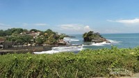 Tanah Lot dari ketinggian.