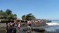 Tanah Lot, pada sebuah pagi.