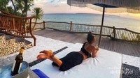 Menikmati pantai dari tempat yang nyaman