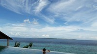 Infinity pool menghadap laut sambil dengan suasana khas Tanjung Bira nan tenang,