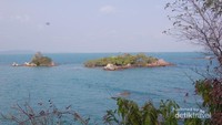 Dua pulau di bagian timur pantai.