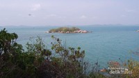 Salah satu pulau kecil di Pantai Tanjung Kerasak.
