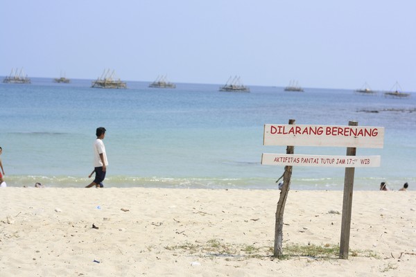 Pasir putih dan birunya air laut menjadi nilai lebih untuk Tanjung Lesung