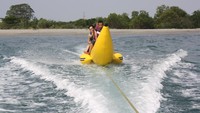 Bermain Banana Boat di Tanjung lesung
