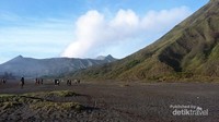 Terlihat asap Bromo, dengan kawah yang masih aktif