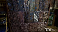 Berbagai motif dan warna batik ada di sini