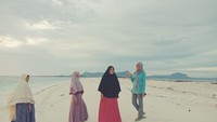 Muslimah Traveler sedang asyik berpose di tengah hamparan pasir Tanusang yang putih