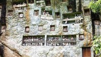 Puluhan Tao-tao menghiasi setiap lubang di Makam Batu Lemo (Sumber: Andre Helliono/dTraveler)