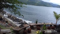 Tempat duduk, di mana wisatawan bisa menikmati keindahan laut dan perbukitan