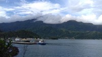 Latar belakang pemandangan lautan, perbukitan dan pelabuhan