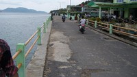 Jalan di pinggir Laut Tarempa