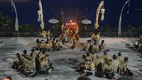 Diikuti oleh banyak penari, yang menampilkan cerita lokal Bali dan diiringi oleh tarian tarian