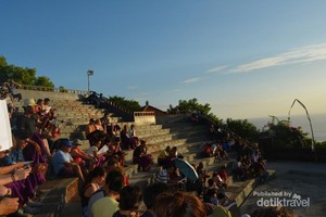 Tari Kecak dan Sunset di Uluwatu Memang Memukau