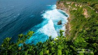 Pemandangan laut dan tebing di Uluwatu yang menjadi daya tarik bagi wisatawan.