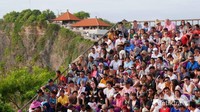 Penonton memadati area pertunjukkan tari kecak.