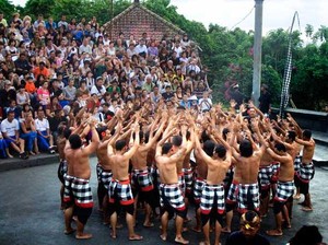 Tari Kecak dan Sunset yang Khas Bali di Uluwatu