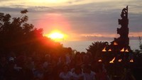 Sunset yang indah di Uluwatu