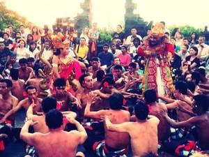 Tari Kecak, Senja dan Uluwatu, Sempurna!