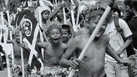 Anak-anak laskar Pelangi yang menari dengan senyuman dan semangat