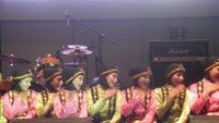 Tepukan tangan pada badan yang khas  (Afif/detikTravel)