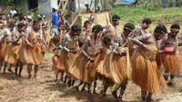 Barisan warga Kamoro yang menarikan Tari Semut