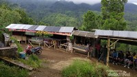Kondisi warung di pintu masuk sekaligus pemandangan alam yang disuguhkannya.