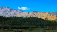 Rumah Tata Mandong ditengah gunung