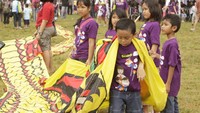 Anak-anak yang mencoba menerbangkan layangan raksasa (Dicky/detikTravel)