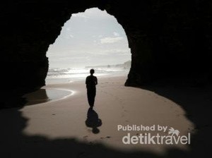 Tebing Ajaib Pantai Mbawana di Sumba