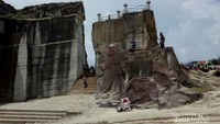 Tampilan samping Tebing Breksi dari tempat parkir yang memukau