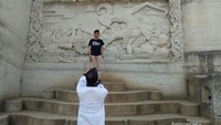 Pengunjung berfoto dengan ukiran tokoh pewayangan yang ada di dinding Tebing Breksi