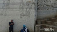 Ukiran tokoh wayang yang ada di sekitar dinding Tebing Breksi