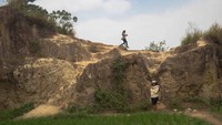 Aktifitas yang bisa dilakukan disana, disamping kongkow kongkow menikmati indahnya pemandangan, sempatkan untuk swafoto atau bercanda sambil berkejar-kejaran dengan teman-teman.
