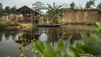 Ada danau dan sampan yang telah disiapkan pihak warung. Bisa dipakai untuk swafoto dengan latar belakang tebing atau bangunan bambu yang di fungsikan sebagai warung