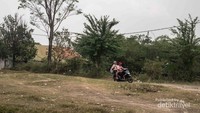 Mengingat jalan hanya satu-satunya dan sempit, sepertinya hanya ojek sarana transportasi yang paling ideal. Atau bawa motor sendiri dari rumah.