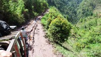 Jeep menuju kaki gunung