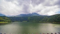 Menatap luasnya telaga dengan air yang tenang dan suara hewan-hewan di sekitar.