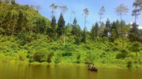 Anak-anak Pakis sedang mendayung di Telaga Kumpe