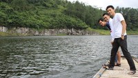 Menikmati keindahan telaga menjer dari perahu