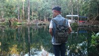 Gak mau basah, berkeliling sambil foto pun bisa jadi pilihan.