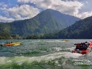 Telaga Sarangan, Telaga Menawan di Kaki Gunung Lawu