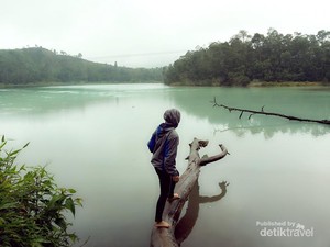 Telaga Warna dari Batu Ratapan Angin, Cantik Banget!