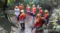 Kelompok kesenian di lereng Bukit Sikunir