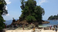Suasana pantai, ramai saat libur panjang.