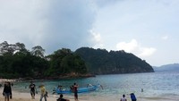 Cuaca mendung dan hari itu lagi gerimis.