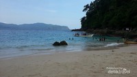 Airnya hijau kan sesuai namanya Teluk Hijau
