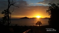 Matahari terbenam di Teluk Mandeh